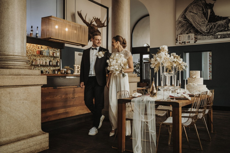 Eine Inspiration einer edlen Gatsby Glam Hochzeit in Weiß und Gold sowie einer eleganten Silvesterhochzeit