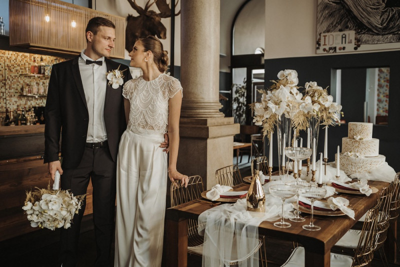 Eine Inspiration einer edlen Gatsby Glam Hochzeit in Weiß und Gold sowie einer eleganten Silvesterhochzeit