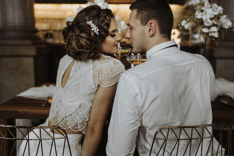 Eine Inspiration einer edlen Gatsby Glam Hochzeit in Weiß und Gold sowie einer eleganten Silvesterhochzeit