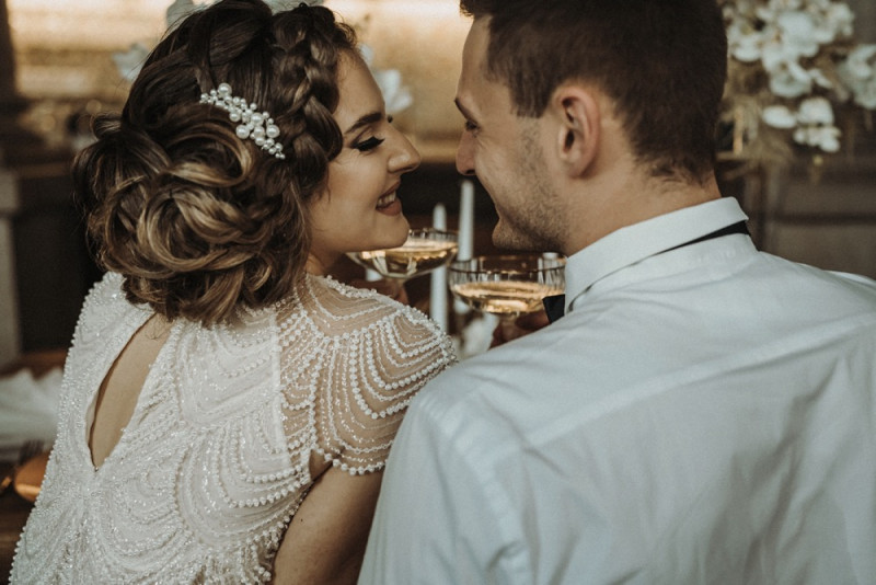Eine Inspiration einer edlen Gatsby Glam Hochzeit in Weiß und Gold sowie einer eleganten Silvesterhochzeit