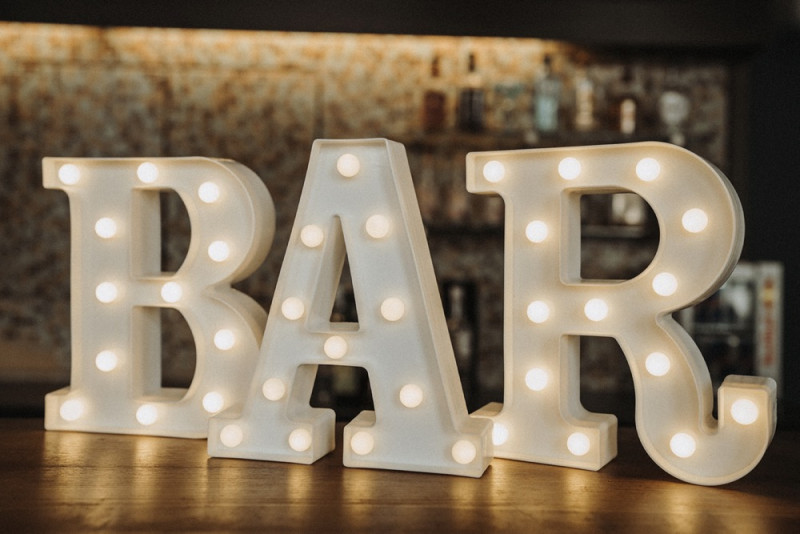 Eine Inspiration einer edlen Gatsby Glam Hochzeit in Weiß und Gold sowie einer eleganten Silvesterhochzeit Hochzeitsschild, Leuchtbuchstaben, Barschild Hochzeit, Hochzeitsdekoration