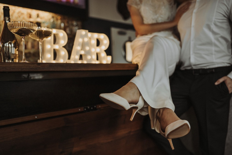 Eine Inspiration einer edlen Gatsby Glam Hochzeit in Weiß und Gold sowie einer eleganten Silvesterhochzeit