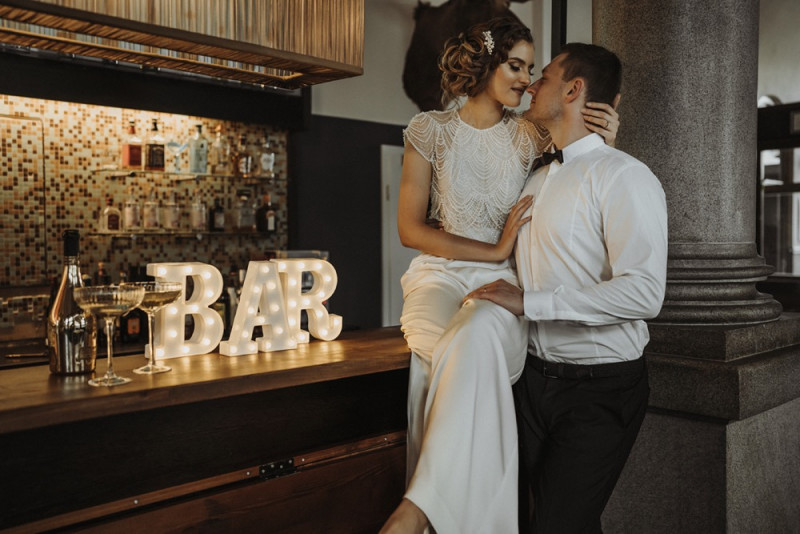 Eine Inspiration einer edlen Gatsby Glam Hochzeit in Weiß und Gold sowie einer eleganten Silvesterhochzeit