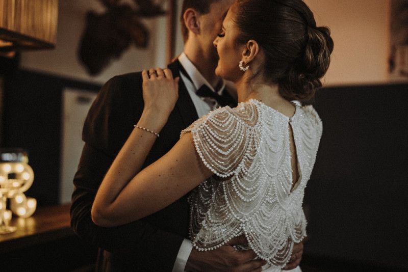 Eine Inspiration einer edlen Gatsby Glam Hochzeit in Weiß und Gold sowie einer eleganten Silvesterhochzeit