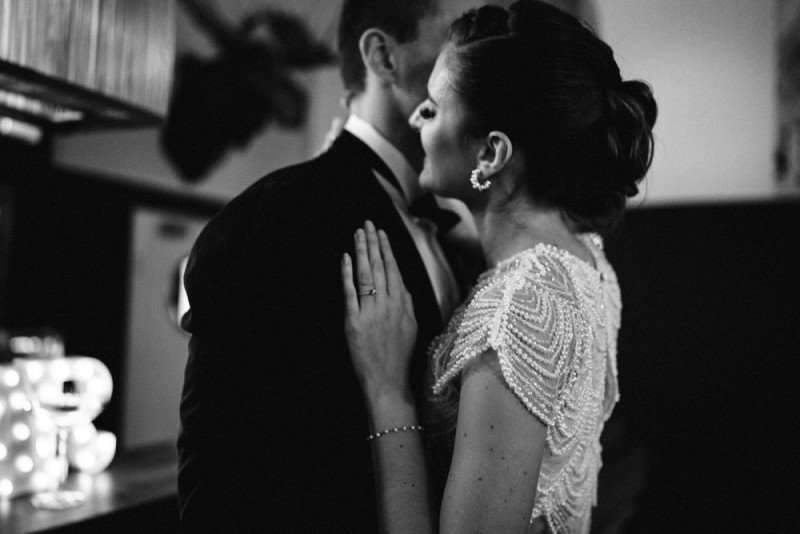 Eine Inspiration einer edlen Gatsby Glam Hochzeit in Weiß und Gold sowie einer eleganten Silvesterhochzeit