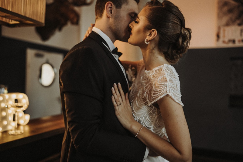 Eine Inspiration einer edlen Gatsby Glam Hochzeit in Weiß und Gold sowie einer eleganten Silvesterhochzeit