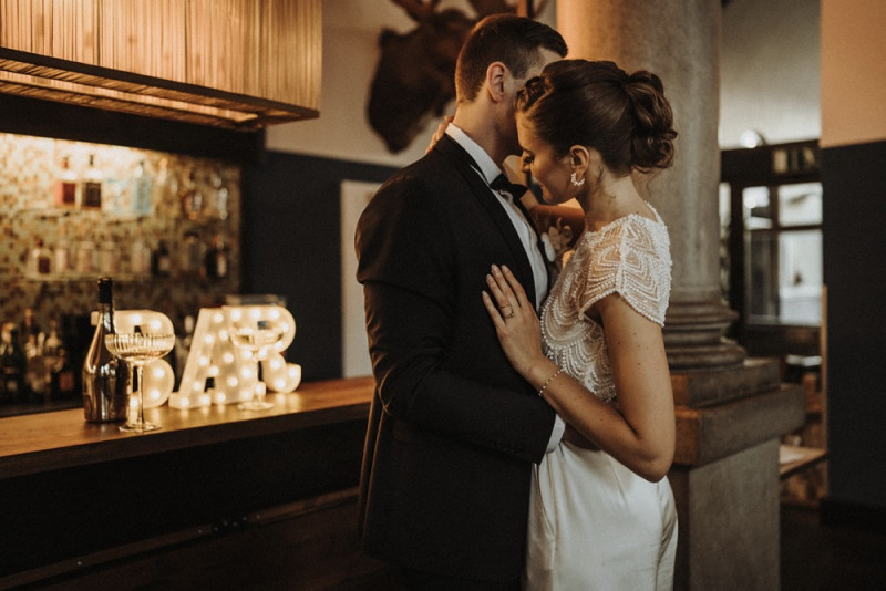 Eine Inspiration einer edlen Gatsby Glam Hochzeit in Weiß und Gold sowie einer eleganten Silvesterhochzeit