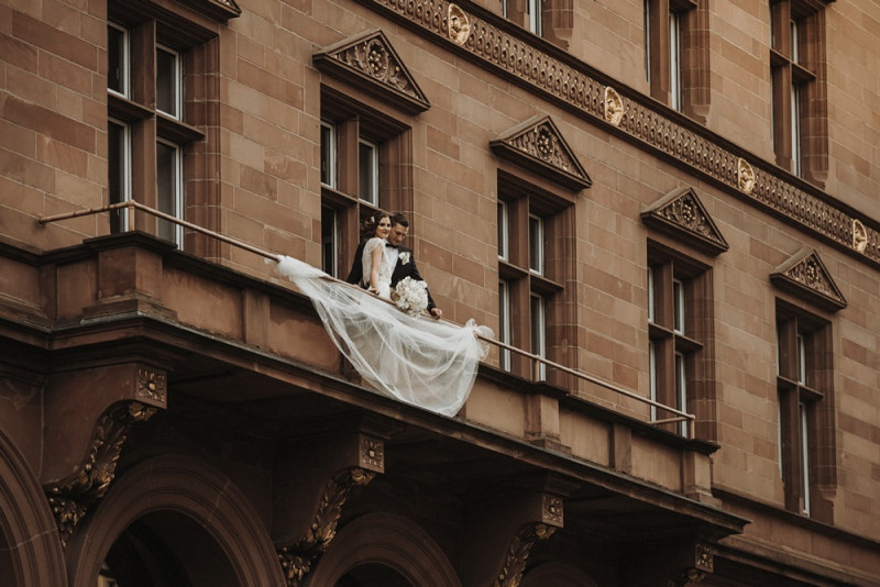 Eine Inspiration einer edlen Gatsby Glam Hochzeit in Weiß und Gold sowie einer eleganten Silvesterhochzeit