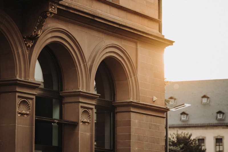 Eine Inspiration einer edlen Gatsby Glam Hochzeit in Weiß und Gold sowie einer eleganten Silvesterhochzeit