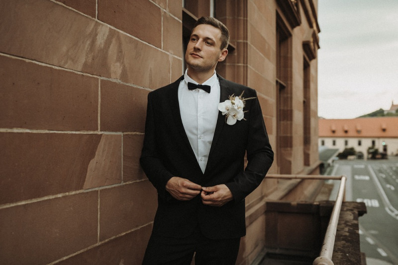 Eine Inspiration einer edlen Gatsby Glam Hochzeit in Weiß und Gold sowie einer eleganten Silvesterhochzeit