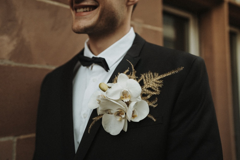 Eine Inspiration einer edlen Gatsby Glam Hochzeit in Weiß und Gold sowie einer eleganten Silvesterhochzeit