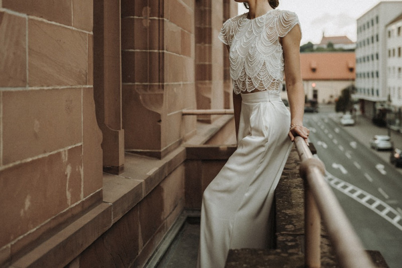 Eine Inspiration einer edlen Gatsby Glam Hochzeit in Weiß und Gold sowie einer eleganten Silvesterhochzeit