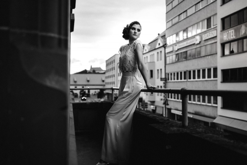 Eine Inspiration einer edlen Gatsby Glam Hochzeit in Weiß und Gold sowie einer eleganten Silvesterhochzeit