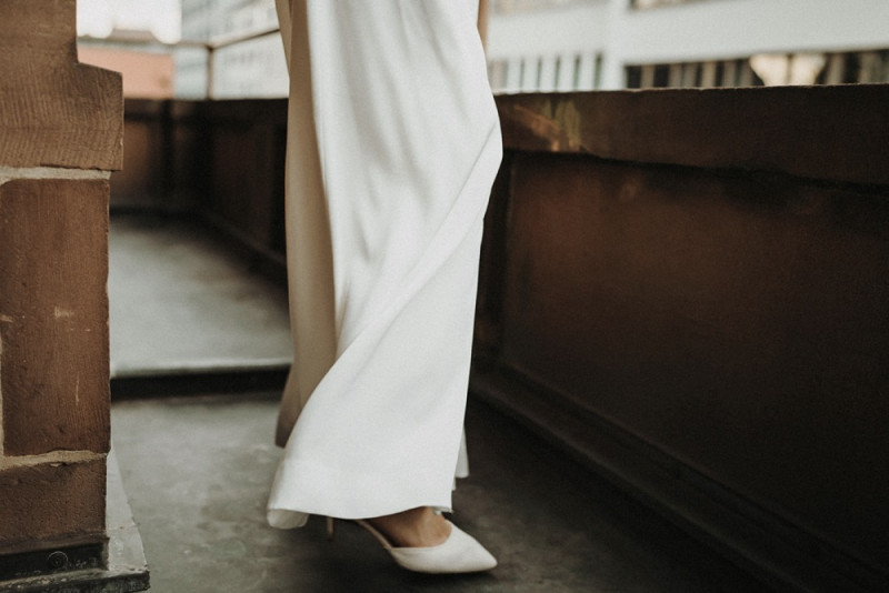 Eine Inspiration einer edlen Gatsby Glam Hochzeit in Weiß und Gold sowie einer eleganten Silvesterhochzeit