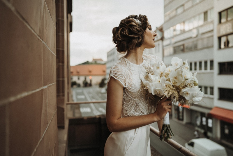 Eine Inspiration einer edlen Gatsby Glam Hochzeit in Weiß und Gold sowie einer eleganten Silvesterhochzeit