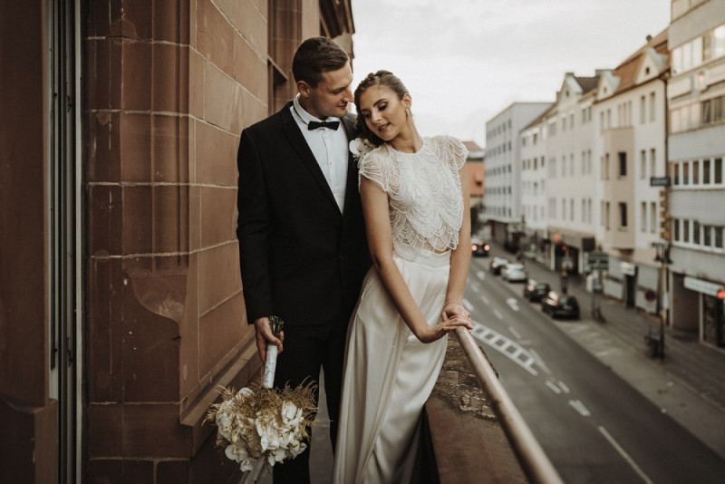 Eine Inspiration einer edlen Gatsby Glam Hochzeit in Weiß und Gold sowie einer eleganten Silvesterhochzeit
