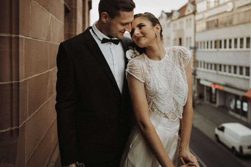 Eine Inspiration einer edlen Gatsby Glam Hochzeit in Weiß und Gold sowie einer eleganten Silvesterhochzeit