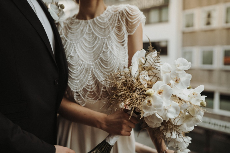 Eine Inspiration einer edlen Gatsby Glam Hochzeit in Weiß und Gold sowie einer eleganten Silvesterhochzeit