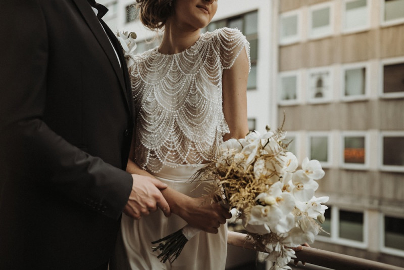 Eine Inspiration einer edlen Gatsby Glam Hochzeit in Weiß und Gold sowie einer eleganten Silvesterhochzeit