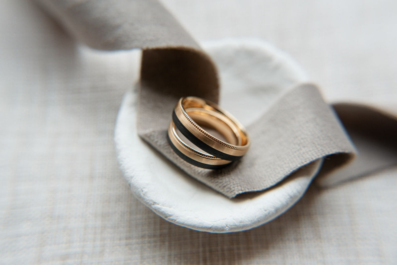 Eine farbintensive Industrial Hochzeit in Dusty Rose, Naturtönen kräftigem Rosé, Schwarz und Gold Ringschale, Ringbox, Ringkissen, Trauung, Trauringe