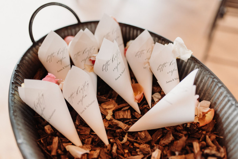Eine farbintensive Industrial Hochzeit in Dusty Rose, Naturtönen kräftigem Rosé, Schwarz und Gold Streublumen Hochzeit, Streublumen Trauung, Hochzeit
