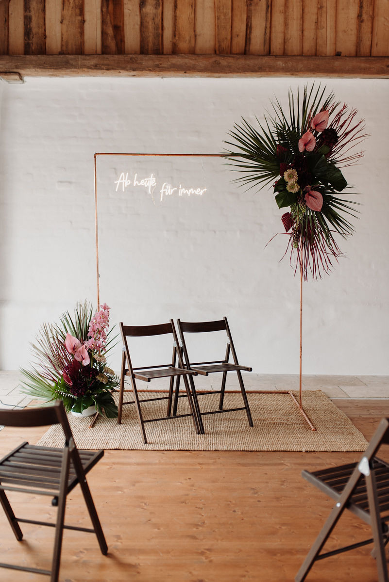 Eine farbintensive Industrial Hochzeit in Dusty Rose, Naturtönen kräftigem Rosé, Schwarz und Gold Traubogen Hochzeit, Industrial Traubogen, Hochzeitsdekoration Trauung