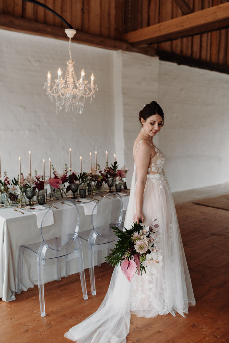 Eine farbintensive Industrial Hochzeit in Dusty Rose, Naturtönen kräftigem Rosé, Schwarz und Gold