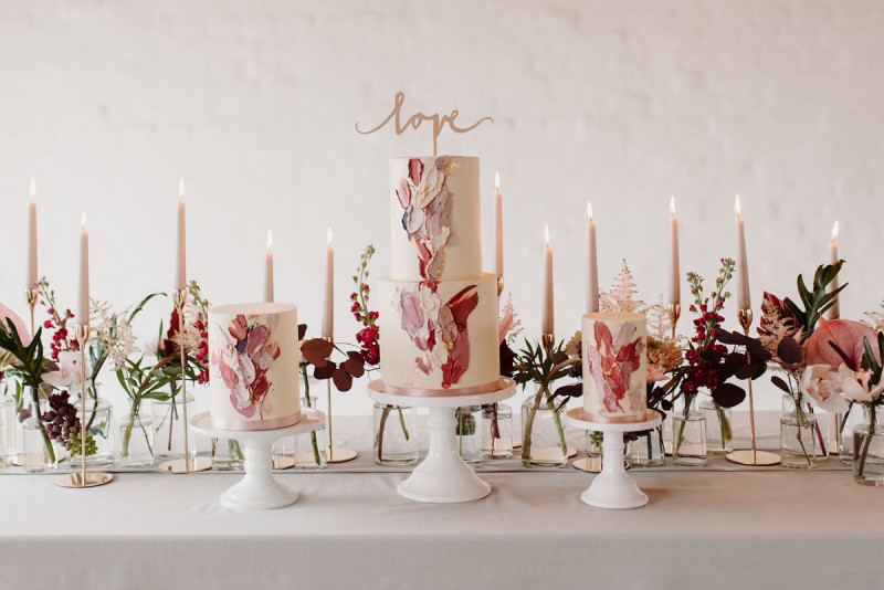 Eine farbintensive Industrial Hochzeit in Dusty Rose, Naturtönen kräftigem Rosé, Schwarz und Gold
