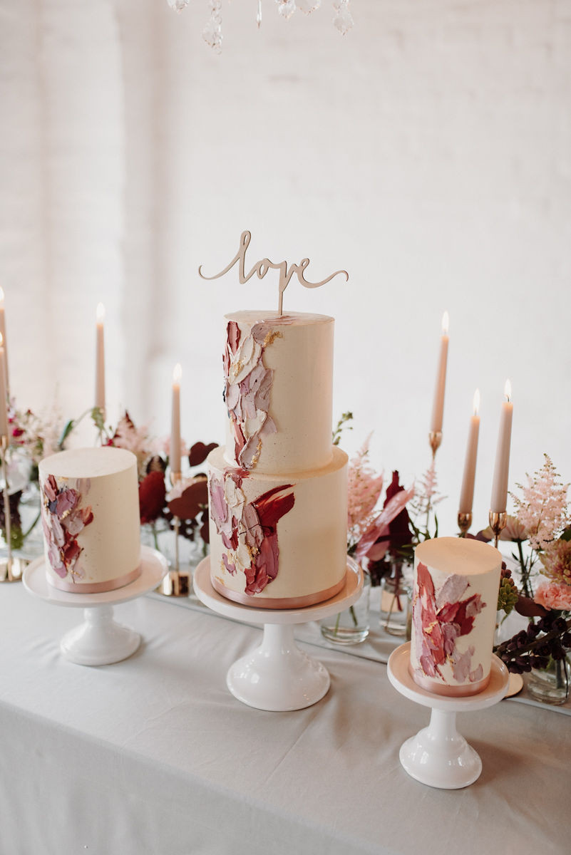 Eine farbintensive Industrial Hochzeit in Dusty Rose, Naturtönen kräftigem Rosé, Schwarz und Gold Rosa Pinke Hochzeitstorten Deko