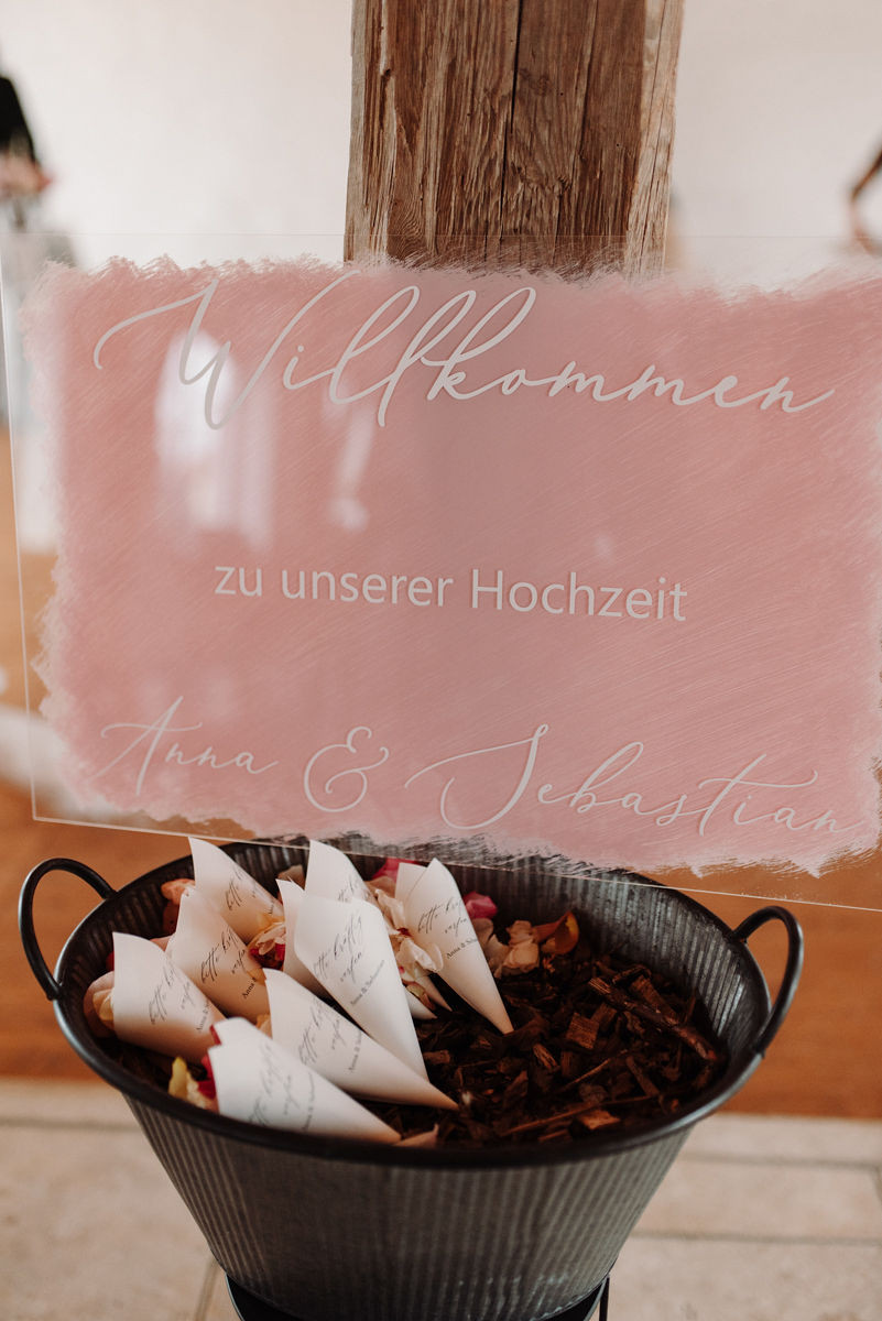Eine farbintensive Industrial Hochzeit in Dusty Rose, Naturtönen kräftigem Rosé, Schwarz und Gold Willkommensschild Hochzeit, Acrylschild Hochzeit, Hochzeitsschild, Hochzeitsdekoration