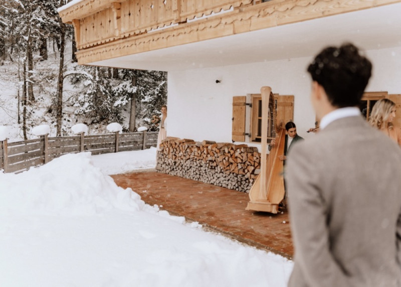 Eine wunderschöne Winterhochzeit im Schnee auf der Salzbergalm in Berchtesgaden