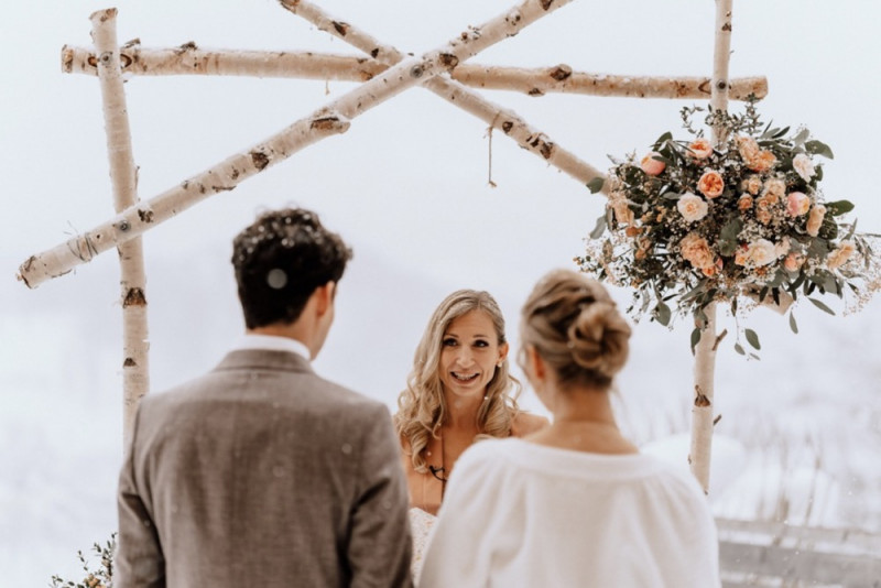 Eine wunderschöne Winterhochzeit im Schnee auf der Salzbergalm in Berchtesgaden