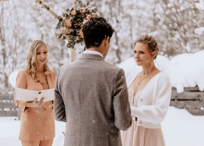 Eine wunderschöne Winterhochzeit im Schnee auf der Salzbergalm in Berchtesgaden