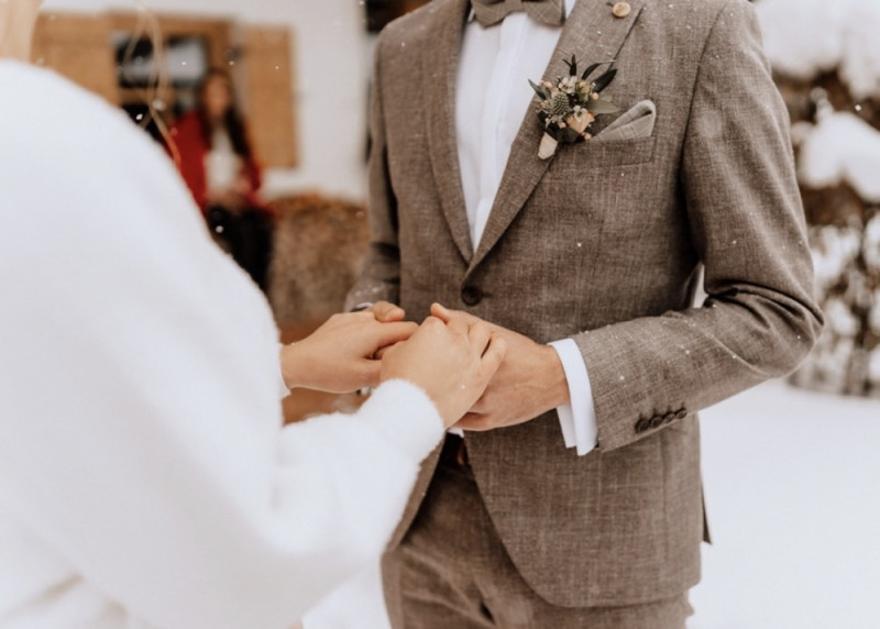 Eine wunderschöne Winterhochzeit im Schnee auf der Salzbergalm in Berchtesgaden