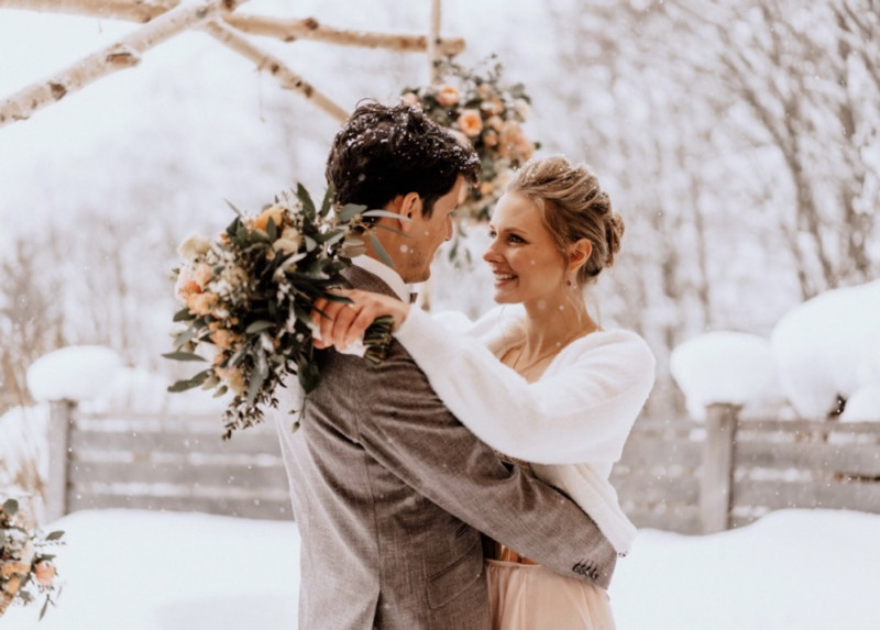 Eine wunderschöne Winterhochzeit im Schnee auf der Salzbergalm in Berchtesgaden
