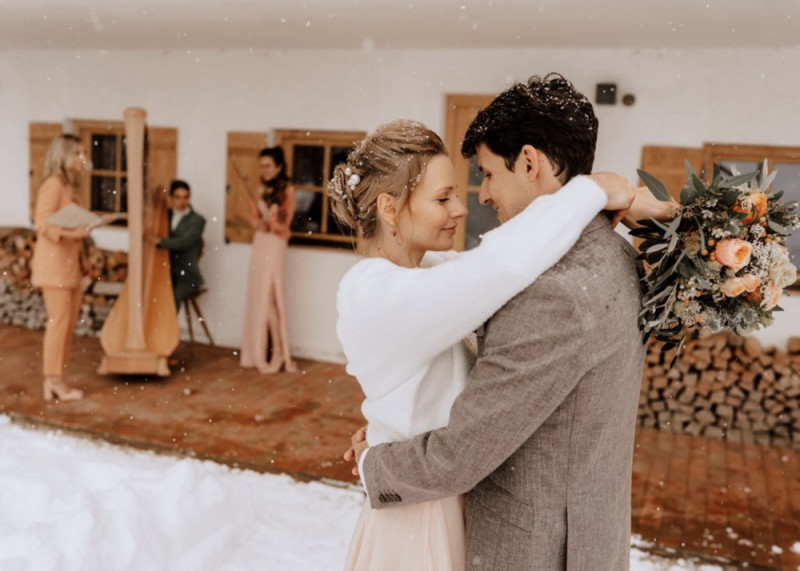 Eine wunderschöne Winterhochzeit im Schnee auf der Salzbergalm in Berchtesgaden