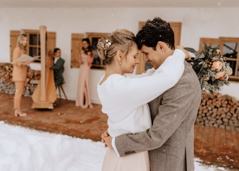 Eine wunderschöne Winterhochzeit im Schnee auf der Salzbergalm in Berchtesgaden