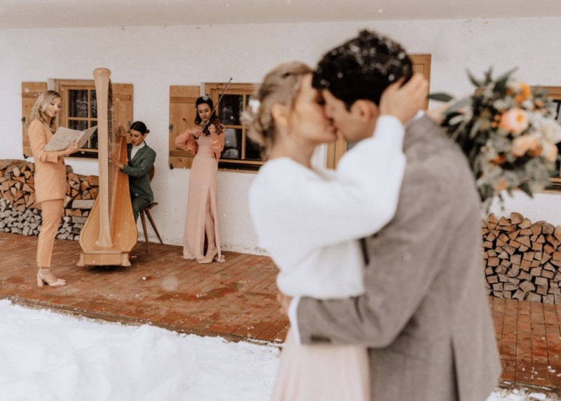 Eine wunderschöne Winterhochzeit im Schnee auf der Salzbergalm in Berchtesgaden