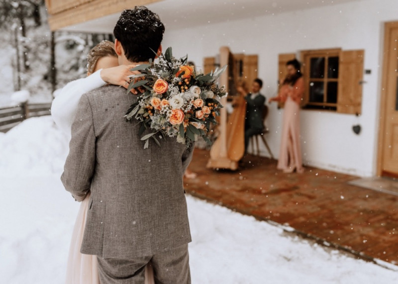 Eine wunderschöne Winterhochzeit im Schnee auf der Salzbergalm in Berchtesgaden