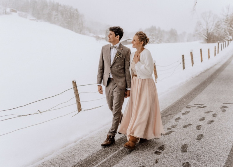 Eine wunderschöne Winterhochzeit im Schnee auf der Salzbergalm in Berchtesgaden