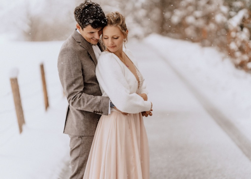 Eine wunderschöne Winterhochzeit im Schnee auf der Salzbergalm in Berchtesgaden