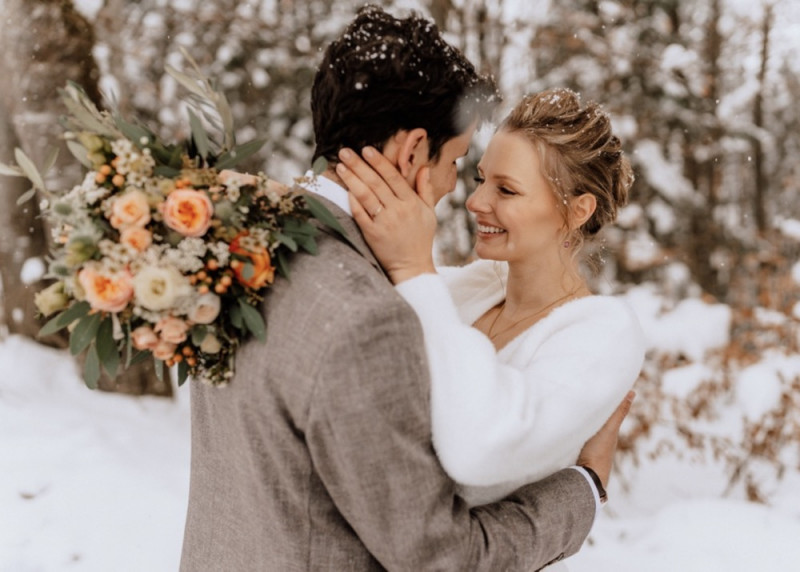 Eine wunderschöne Winterhochzeit im Schnee auf der Salzbergalm in Berchtesgaden