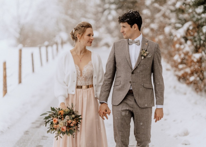 Eine wunderschöne Winterhochzeit im Schnee auf der Salzbergalm in Berchtesgaden