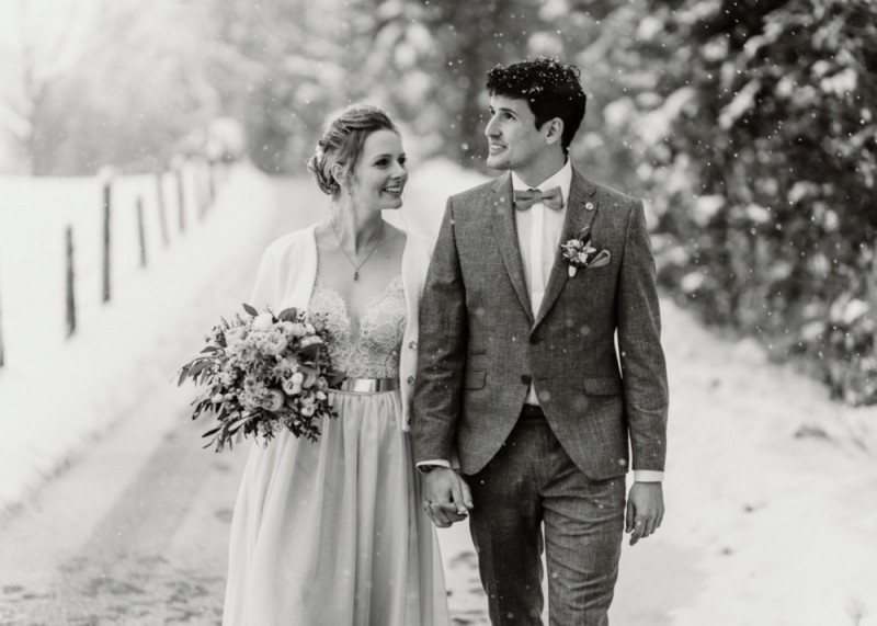 Eine wunderschöne Winterhochzeit im Schnee auf der Salzbergalm in Berchtesgaden