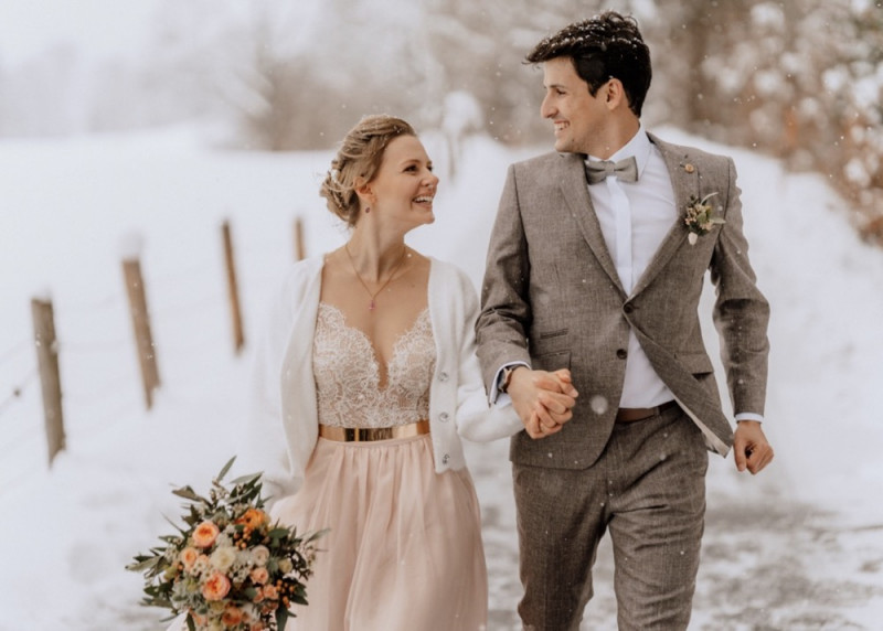 Eine wunderschöne Winterhochzeit im Schnee auf der Salzbergalm in Berchtesgaden