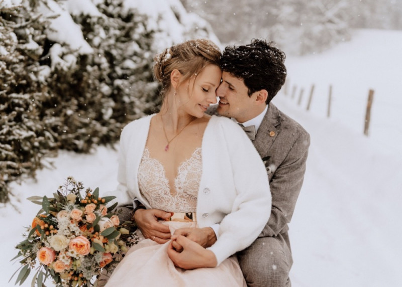 Eine wunderschöne Winterhochzeit im Schnee auf der Salzbergalm in Berchtesgaden