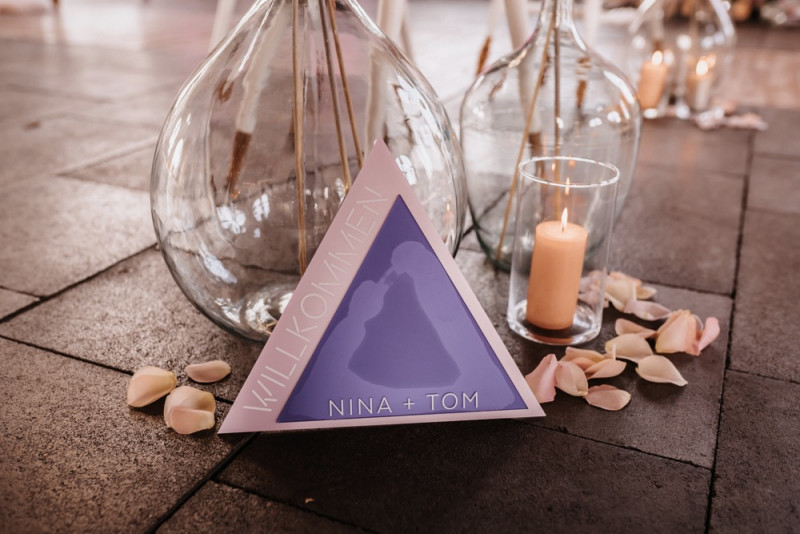 Eine bunte Mottohochzeit deren Fancy Disco Stil in pastelligen und metallischen Candy Colors strahlt Hochzeitsschild, Willkommensschild Hochzeit, Hochzeitsdekoration