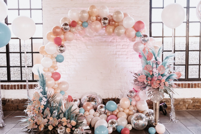 Eine bunte Mottohochzeit deren Fancy Disco Stil in pastelligen und metallischen Candy Colors strahlt Traubogen Luftballons, Traubogen Bunt, Runder Traubogen, Hochzeitsdekoration Luftballons