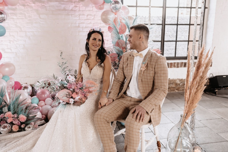 Eine bunte Mottohochzeit deren Fancy Disco Stil in pastelligen und metallischen Candy Colors strahlt