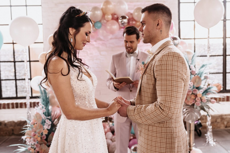 Eine bunte Mottohochzeit deren Fancy Disco Stil in pastelligen und metallischen Candy Colors strahlt